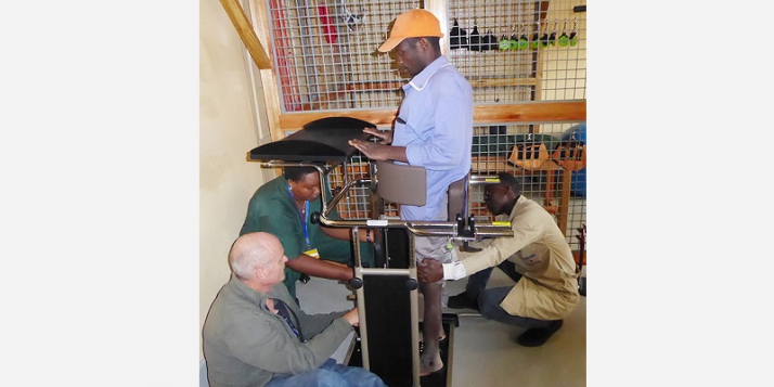 Kibimba - Essai table station pour patient paraplégique (C) APEFE