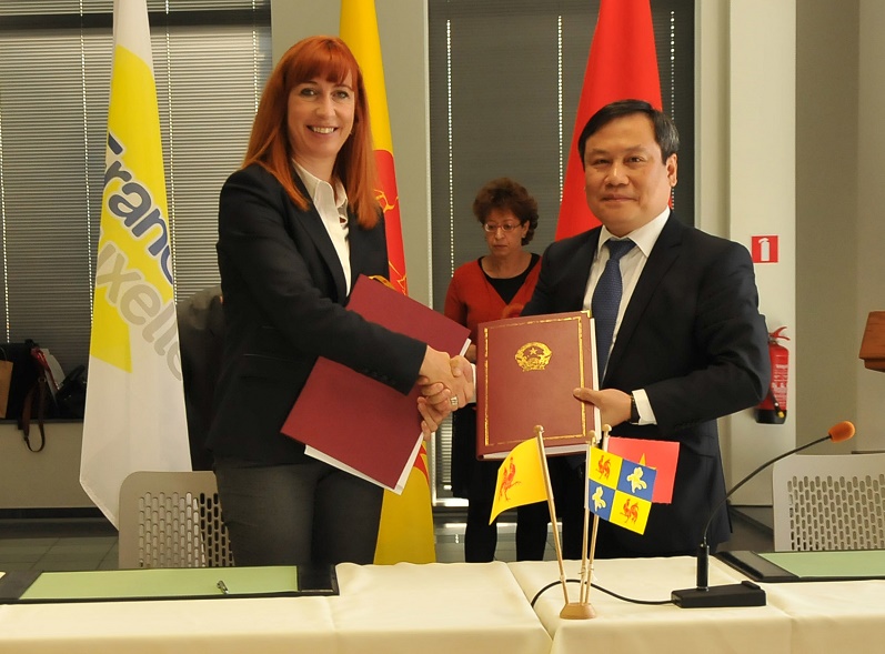 Signature à Bruxelles du programme 2019-2021 entre Mme Pascale Delcomminette, Administratrice générale de WBI et Mr VU Dai Thang, Vice-Ministre du Plan et de l’Investissement