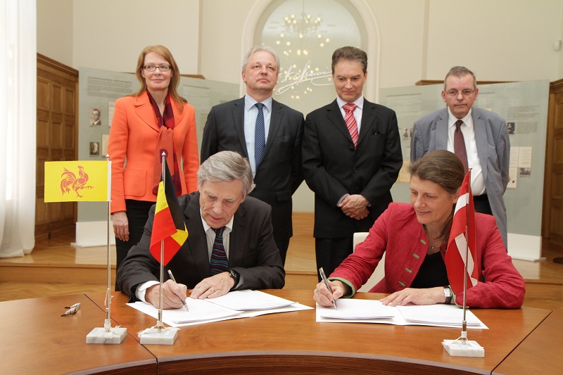 Séance de signature entre Philippe Suinen, Administrateur général de WBI et Ilse Ruze, Directrice Europe au MAE