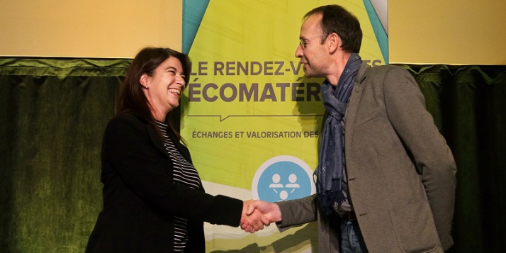 Claire Sirois, directrice du Créneau Écoconstruction, et Hervé-Jacques Poskin, directeur du Cluster Éco-Construction de Wallonie, lors de la signature de l'entente de partenariat, qui a eu lieu dans le cadre du Rendez-vous des écomatériaux d'Asbestos (c) Courtoisie
