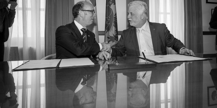 Rudy Demotte, Ministre-Président de la Communauté française de Belgique, et Philippe Couillard, Premier ministre du Québec, lors de la signature de l'Entente (c) Patrick Lachance