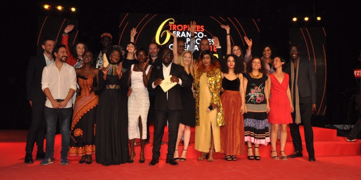 Les lauréats 2018 accompagnés des remettants et des deux animateurs Oumy Ndour et Omar Defunzu