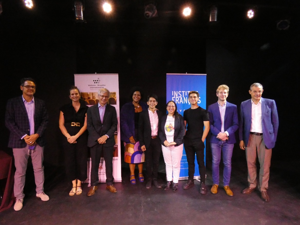 De gauche à droite : Christian Estrade, directeur de l’Institut français ; Héloïse Thieulin, attachée de coopération pour le français de l’institut français ; Mr Geert Criel, Ambassadeur de Belgique au Chili ; Emmanuelle Dienga, représentante de la Délégation générale Wallonie-Bruxelles au Chili ; les trois gagnants du concours (Icaro Nuñez 2e prix, Diana Saavedra Lopez, 3e prix et Jules Smague 1er prix) ; François Wouters, maître de cérémonie ; Mr Pascal Teixeira da Silva, Ambassadeur de France au Chili 