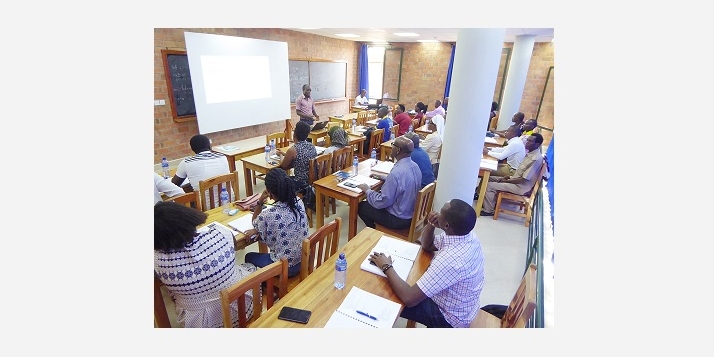 Un cours théorique assumé par un kiné burundais (C) APEFE