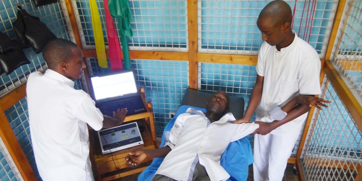 Un patient examine avec le dossier médical informatisé au CNRKR de Bujumbura (C) APEFE