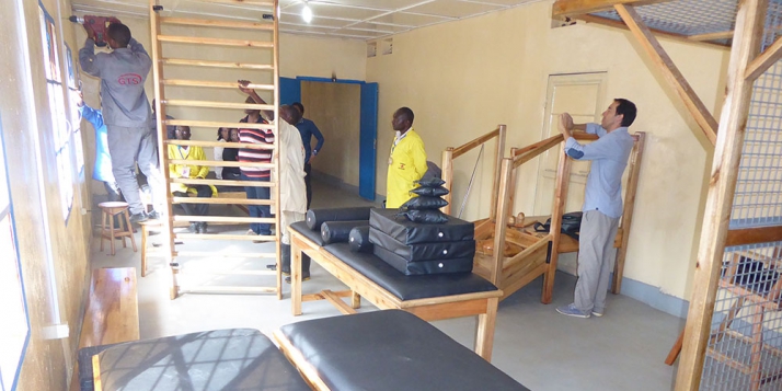 Hôpital de Kibimba - Installation d'équipement dans les locaux (C) APEFE