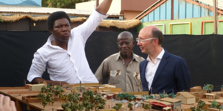 Rudy Demotte et le directeur burkinabé de l'Irrigation (c) François Janne d'Othée