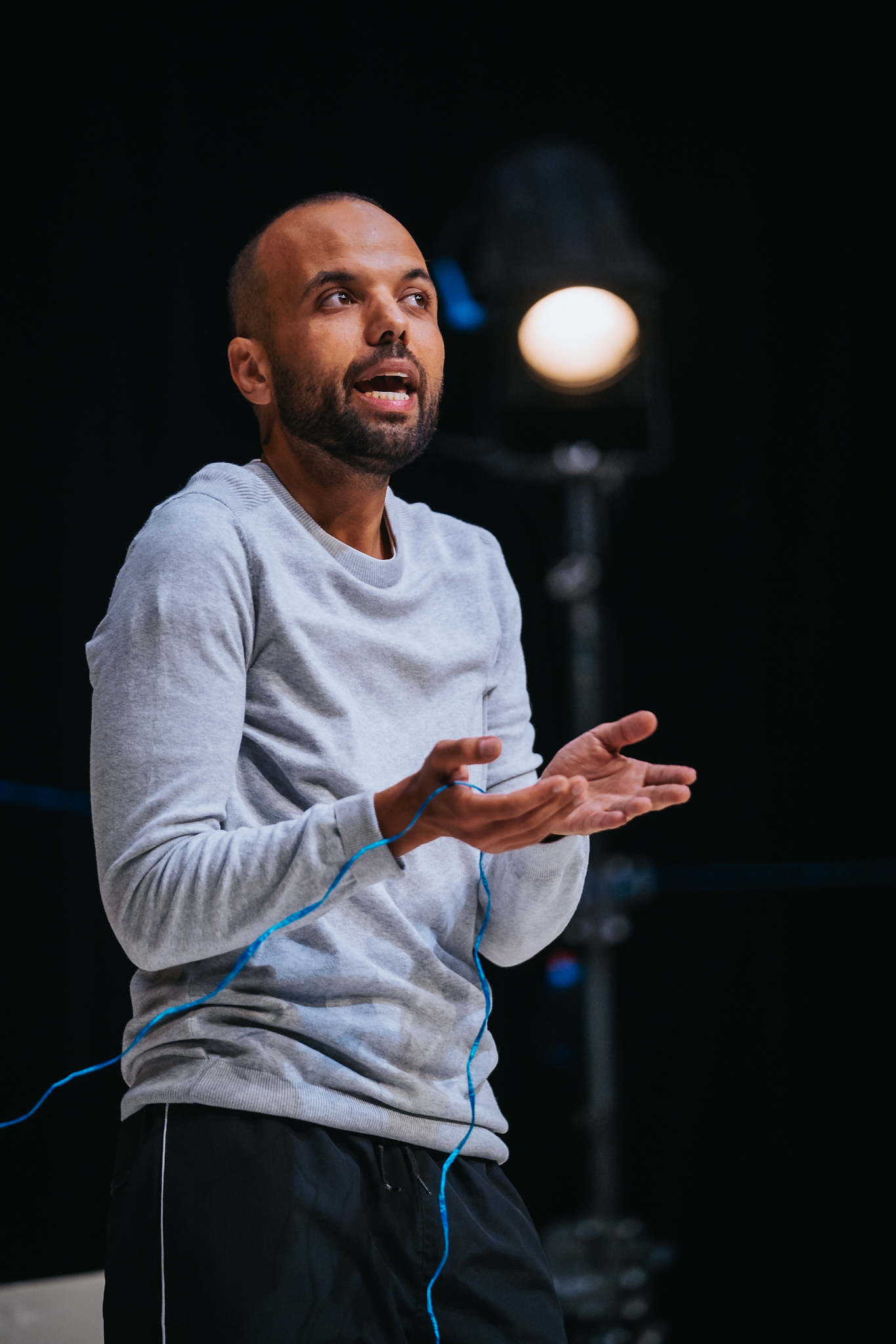 « Koulounisation » par Salim Djaferi ©️ J. Van Belle - WBI