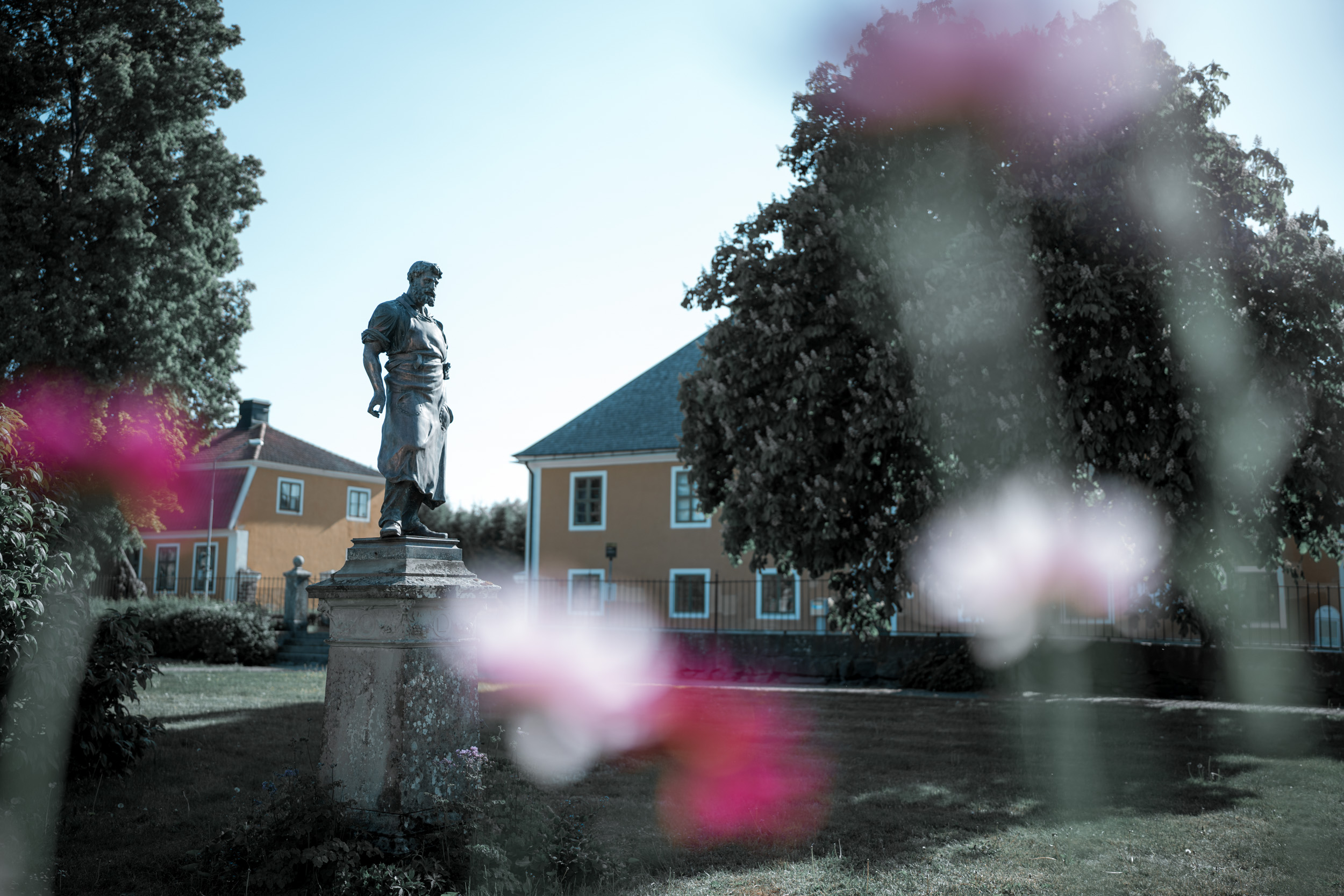 Statue « Le Travailleur » de Gottbrid Larsson (1917), représentant le forgeron wallon, dans les jardins du Manoir de Geer à Lövstabruk © J. Van Belle - WBI