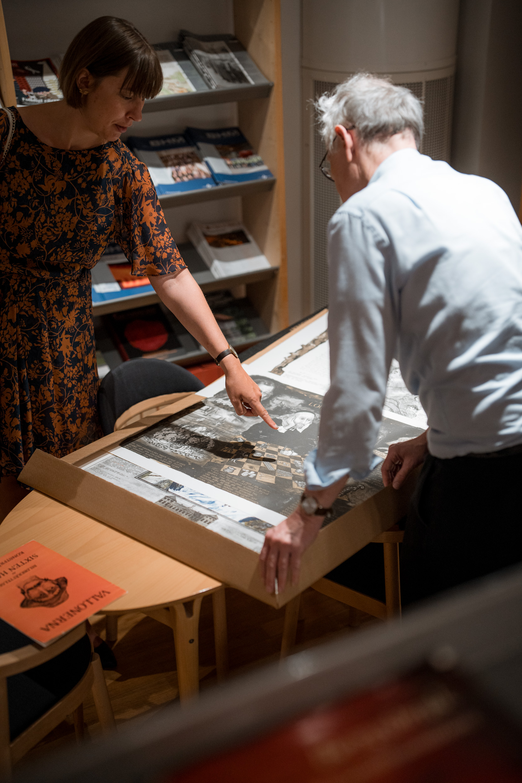 Le bibliothécaire de la bibliothèque de Jernkontoret à Stockholm et Amandine Pekel, CEC de l’AWEX, penchés sur une lithographie de Louis de Geer © J. Van Belle - WBI