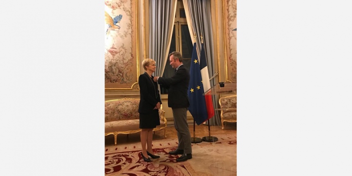 Fabienne Reuter reçoit la Légion d'honneur des mains du Secrétaire d’Etat à l’Europe et aux Affaires étrangères, Jean-Baptiste Lemoyne 