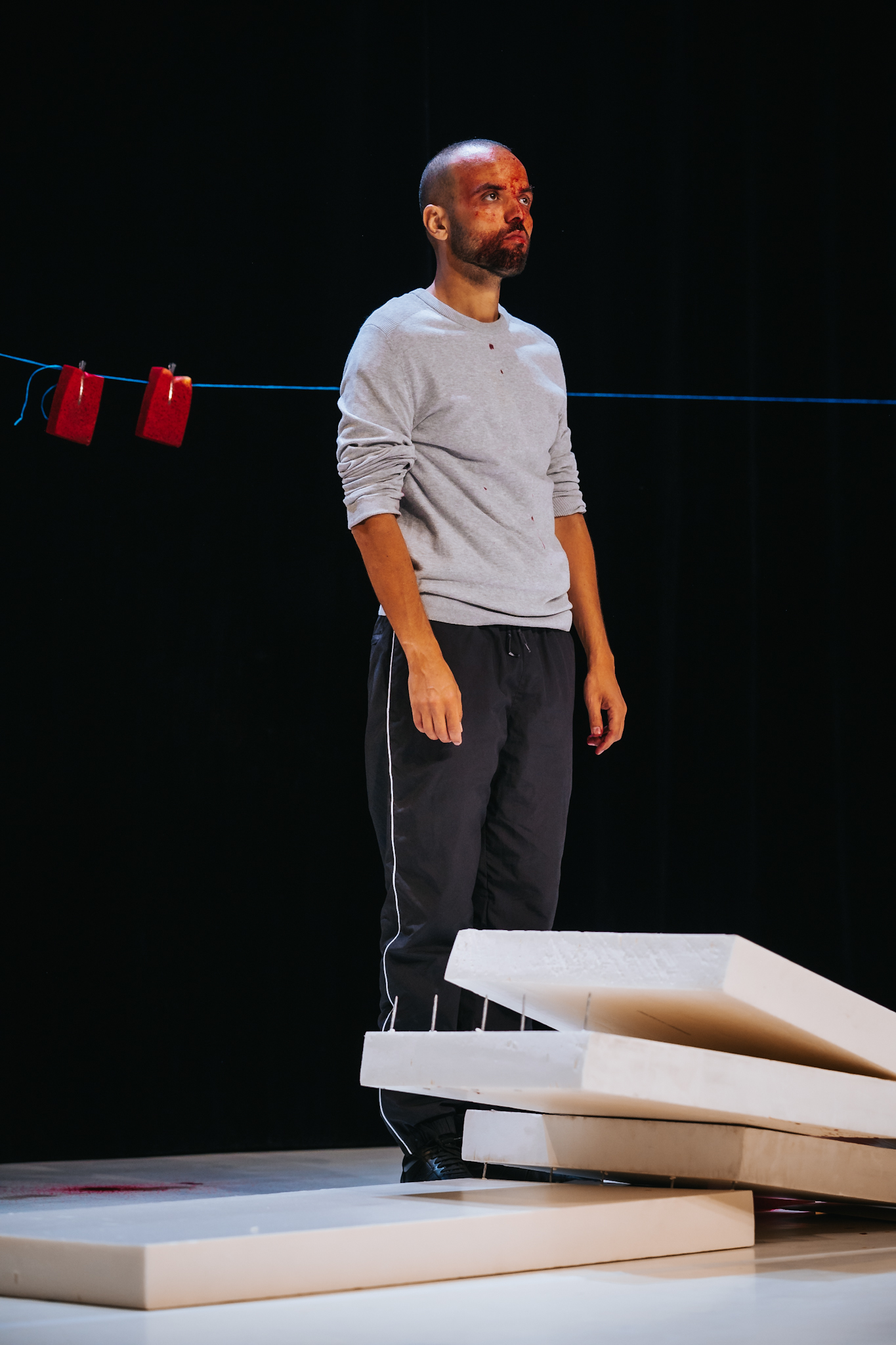 « Koulounisation » par Salim Djaferi ©️ J. Van Belle - WBI