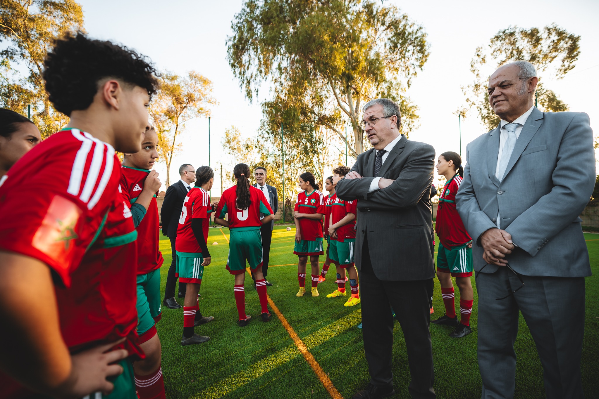 Le Ministre-Président Pierre-Yves Jeholet a visité le Complexe Mohammed VI de Football en compagnie du Ministre de l'Éducation nationale, du Préscolaire et des Sports, Chakib Benmoussa (c) J. Van Belle - WBI