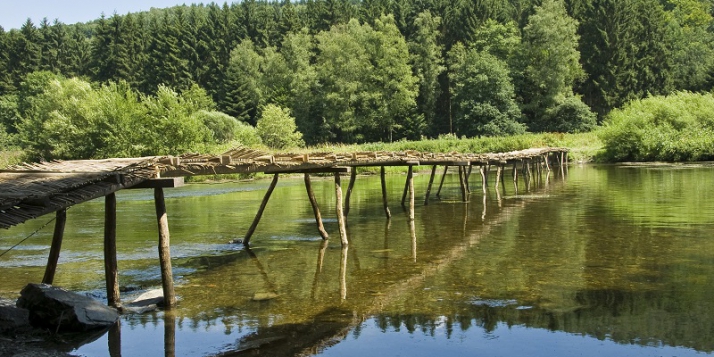 Le Pont de Claies du village de Laforêt, reconstruit chaque année à la belle saison (c) WBT-JPRemy