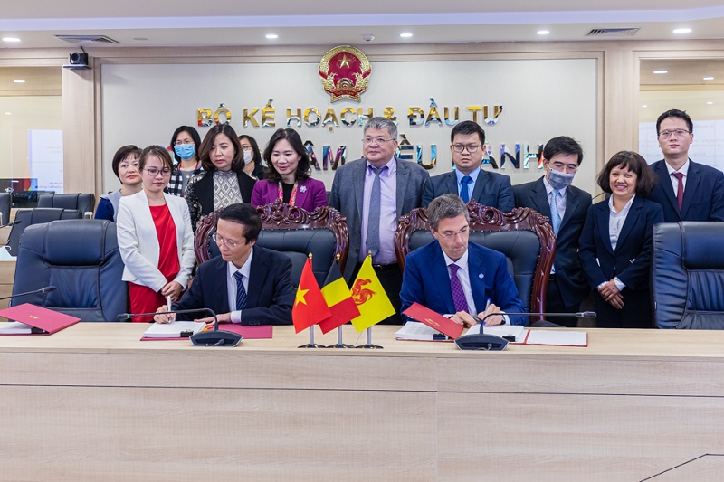 Signature au nom de leurs autorités respectives, du procès verbal de la 11ème CMP, par Monsieur Pham Hoang Mai, Directeur général du Département des Relations économiques extérieures du MPI et M. Nicolas Dervaux, Représentant des gouvernements de la Fédération Wallonie-Bruxelles et de la Wallonie au Vietnam 