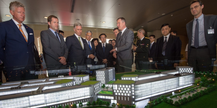 Présentation de la maquette lors d'une mission en Chine avec le Roi Philippe, le Ministre De Crem, le Ministre-Président Magnette, le Ministre Reynders et Vincent Blondel, recteur de l'UCL (c) Belga