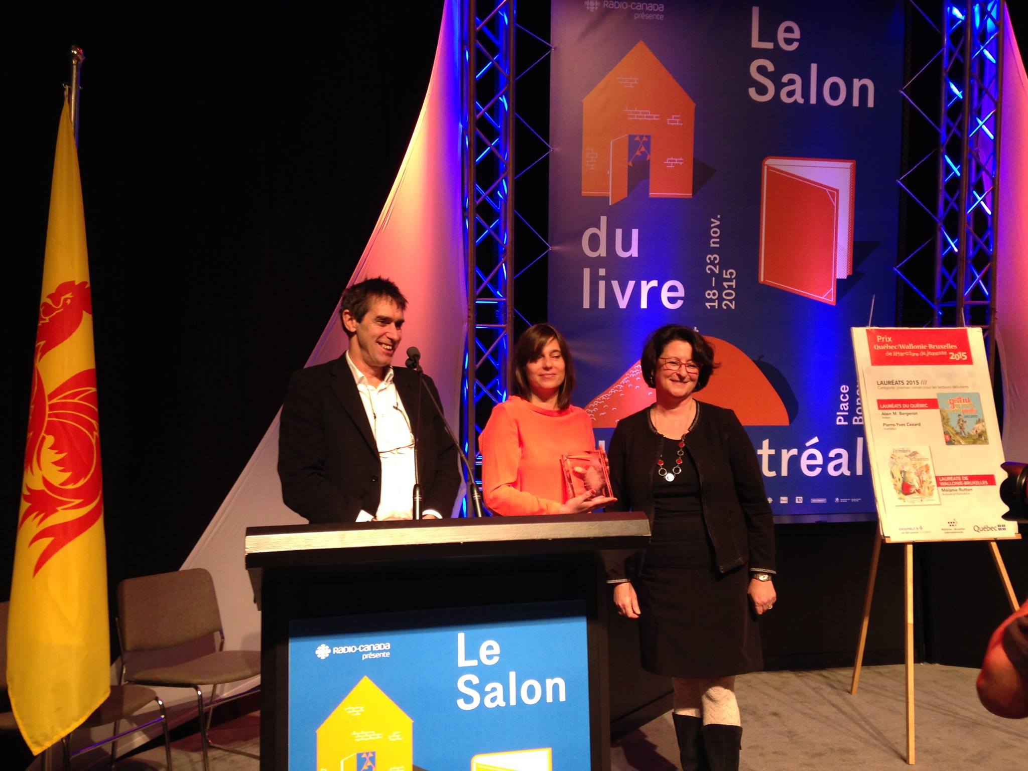 (de g. à d.) Benoît Rutten, Délégué Wallonie-Bruxelles, Mélanie Rutten, lauréate 2015 du Prix Québec/Wallonie-Bruxelles de littérature jeunesse, Sophie Magnan Directrice du livre, de la recherche et de l'évaluation du Ministère de la Culture et des Communications.