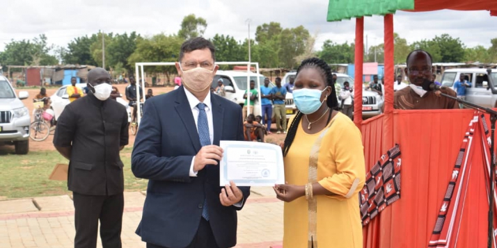 Remise d'une attestation de reconnaissance à l'APEFE par la Ministre Délégué à l'Aménagement du Territoire (C) APEFE