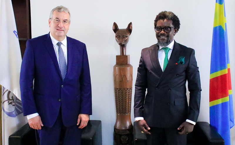 le MP et le directeur de l'Académie des Beaux-Arts, Henri Kalama (c) DGWB Kinshasa