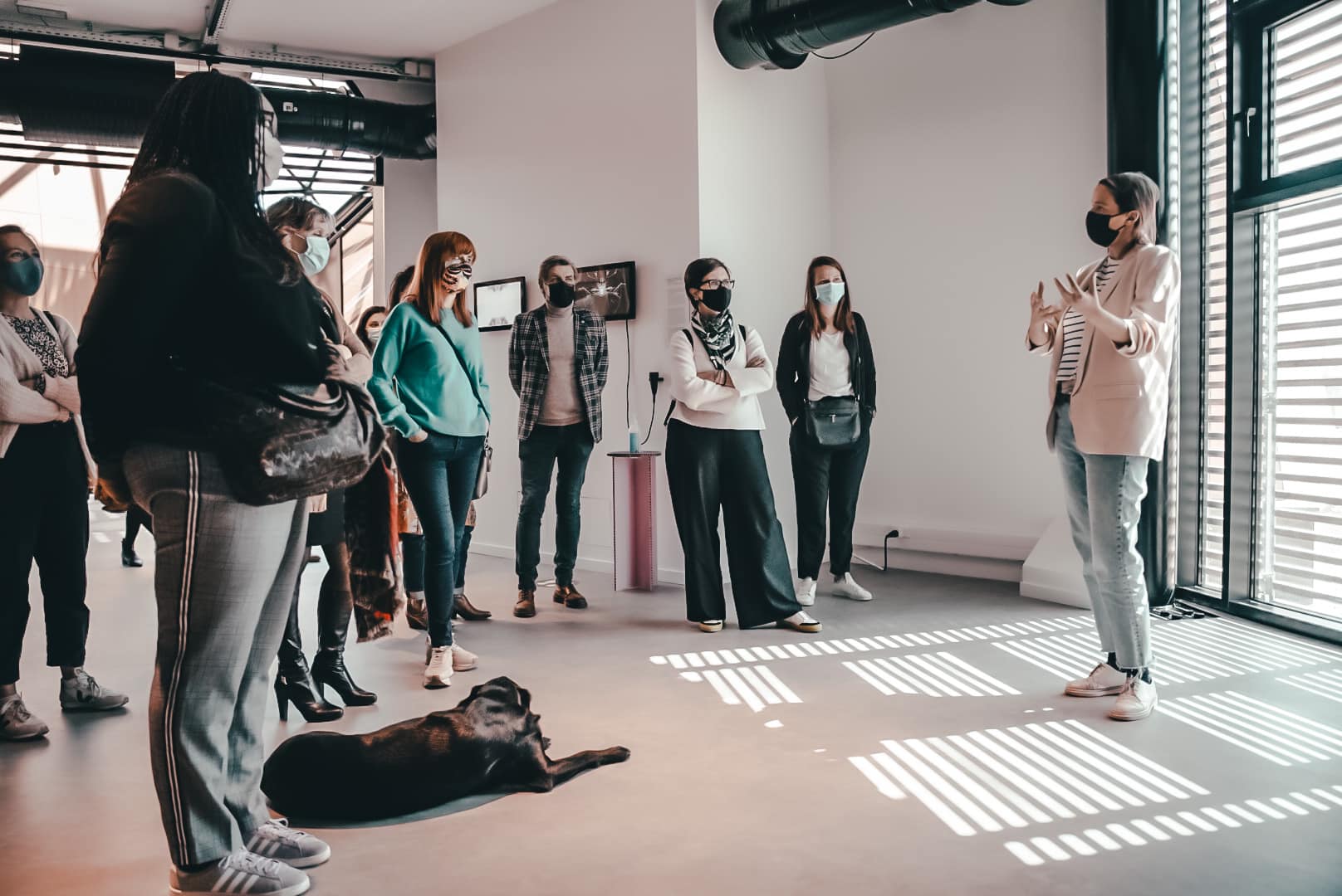 Pascale Delcomminette, Administratrice générale de WBI, et une délégation d'agents de WBI lors de la visite du Pavillon avec Marie du Chastel, curatrice du KIKK