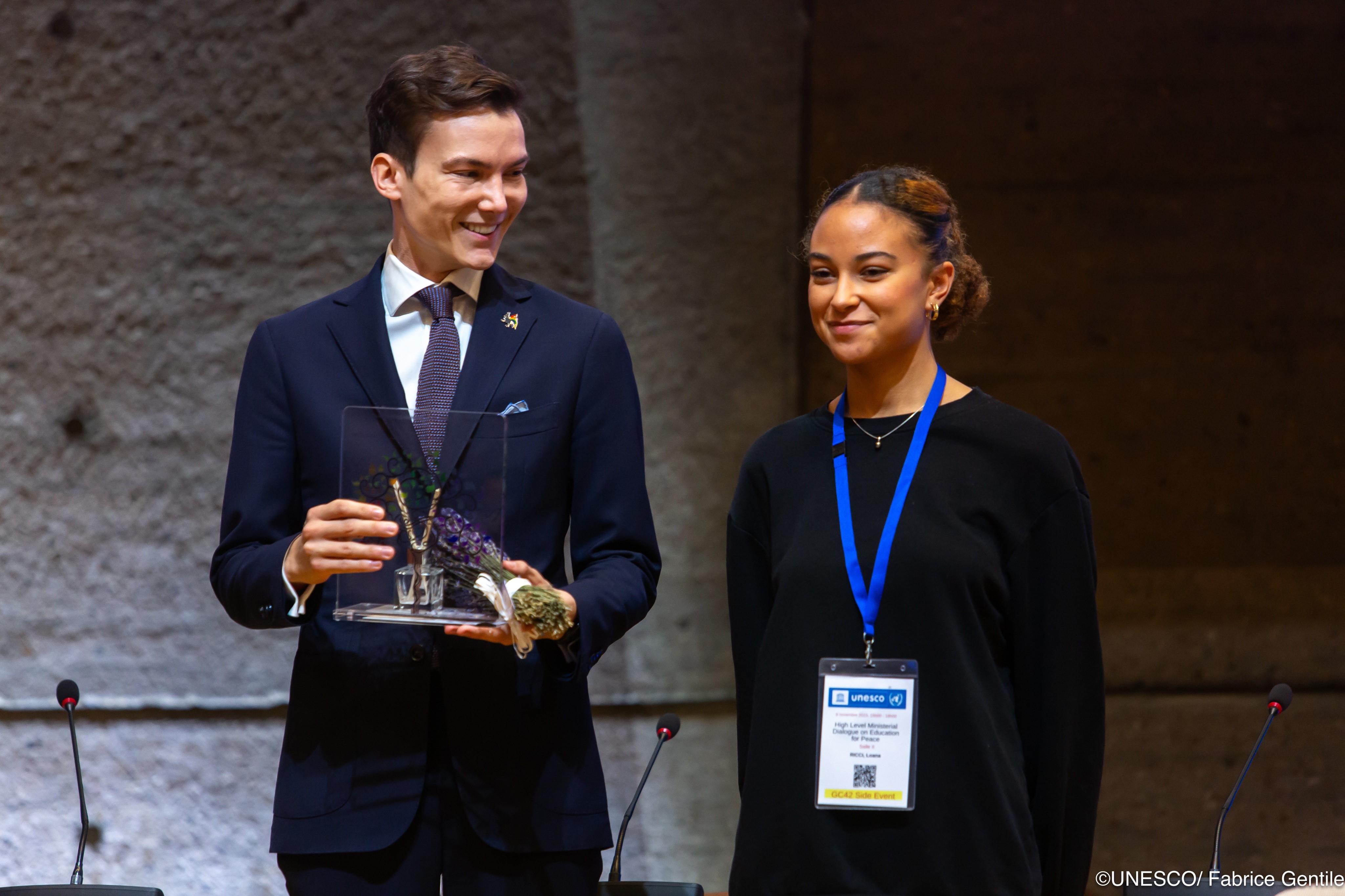 Martin Ouaklani et une étudiante au Prix UNESCO-France Télé (c) UNESCO - Fabrice Gentile Martin Ouaklani et une étudiante au Prix UNESCO-France Télé (c) UNESCO - Fabrice Gentile