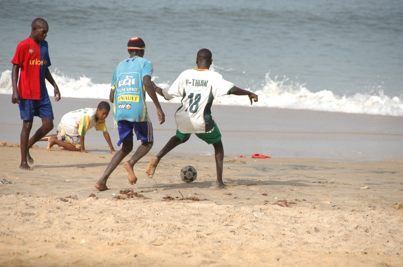 Enfants jouant au football sur la plage de Popenguine - Sénégal
