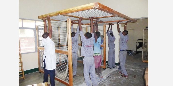 HPRC - Assemblage des cages de pouleithérapie (C) APEFE
