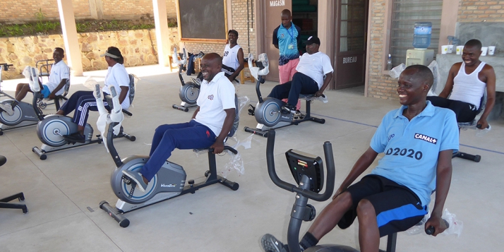 Patients hémiplégiques en vélo d'entrainement assis (C) APEFE