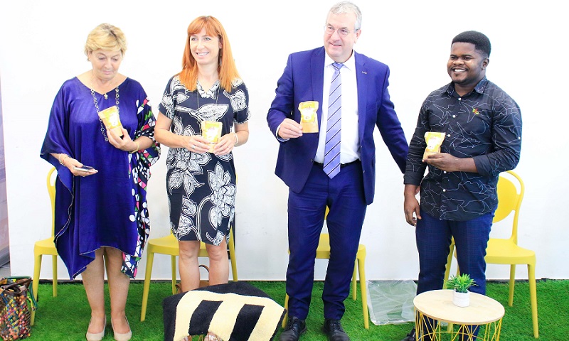 cadeau d'un sac de produit agricole transformé, offert au MP par un entrepreneur au sein de Kobo Hub c) DGWB Kinshasa cadeau d'un sac de produit agricole transformé, offert au MP par un entrepreneur au sein de Kobo Hub (c) DGWB Kinshasa