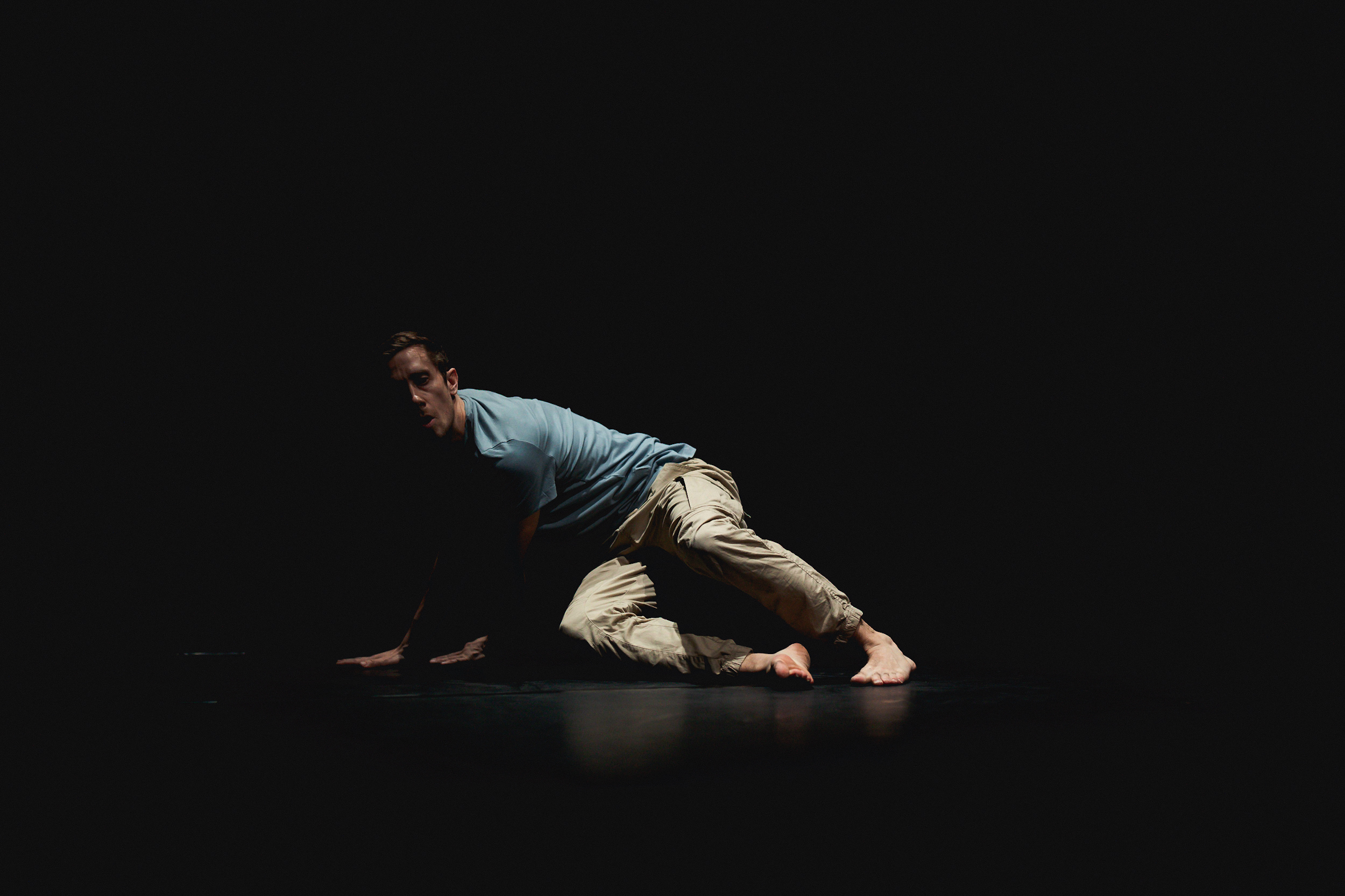 Performance de Julien Carlier et Wajdi Gagui lors de l’ouverture du festival ©️ J. Van Belle - WBI Performance de Julien Carlier et Wajdi Gagui lors de l’ouverture du festival