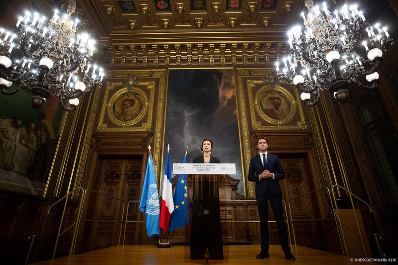 Directrice générale Audrey Azoulay et Ministre français Gabriel Attal (c) UNESCO