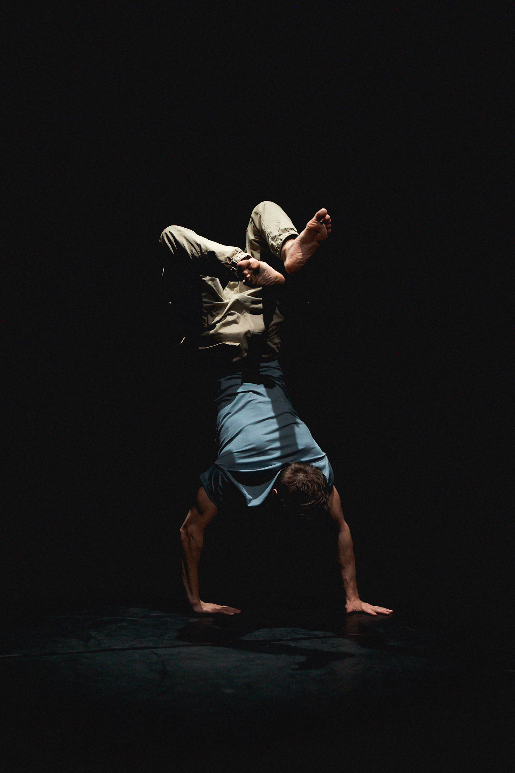Performance de Julien Carlier et Wajdi Gagui lors de l’ouverture du festival ©️ J. Van Belle - WBI Performance de Julien Carlier et Wajdi Gagui lors de l’ouverture du festival