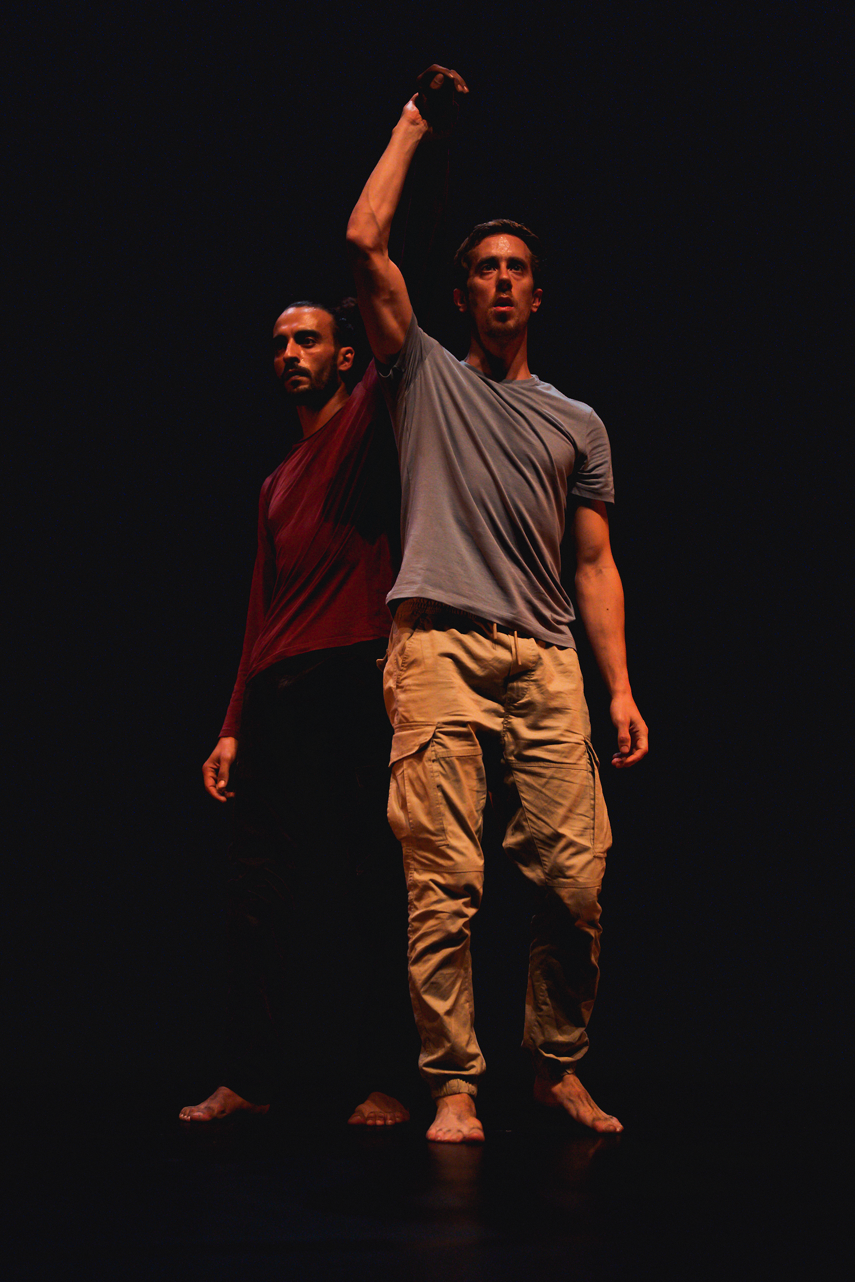 Performance de Julien Carlier et Wajdi Gagui lors de l’ouverture du festival ©️ J. Van Belle - WBI Performance de Julien Carlier et Wajdi Gagui lors de l’ouverture du festival