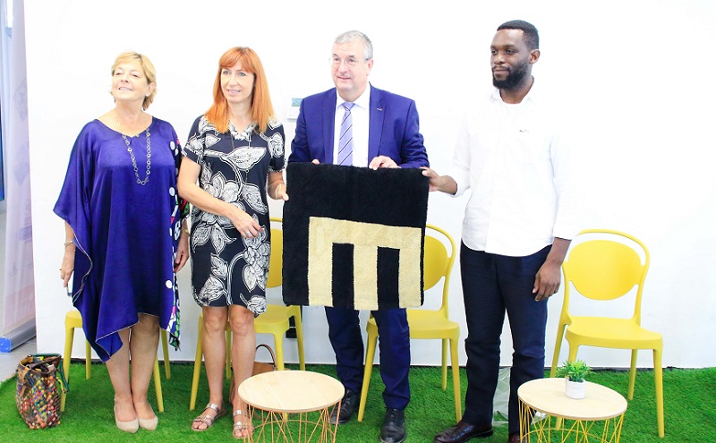 Cadeau de tapis en tissu rafia travaillé offert au MP par un entrepreneur qui évolue au sein de l'incubateur Kobo Hub (c) DGWB Kinshasa Cadeau de tapis en tissu rafia travaillé offert au MP par un entrepreneur qui évolue au sein de l'incubateur Kobo Hub (c) DGWB Kinshasa
