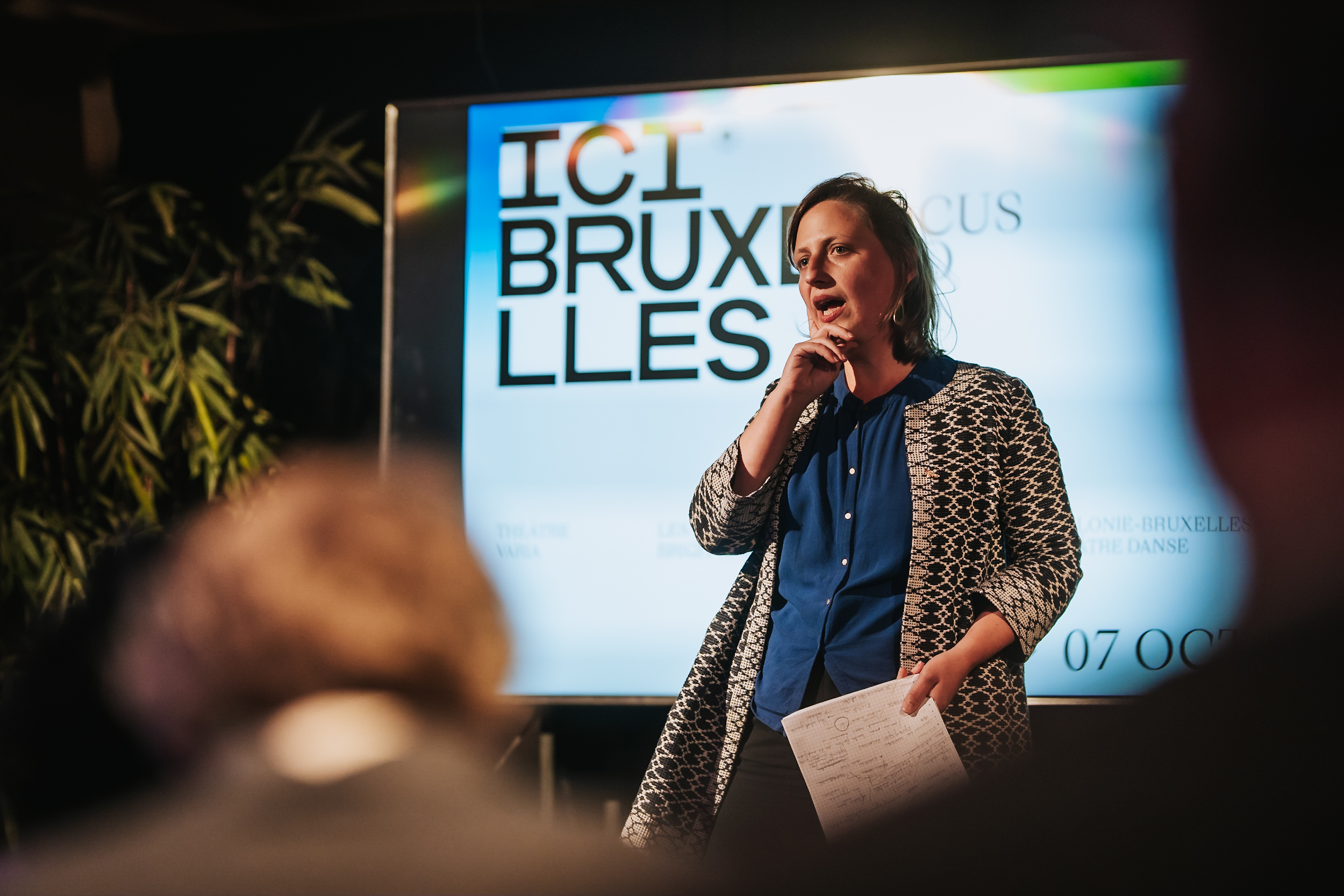 Coline Struyf, Directrice du Théâtre Varia, lors des présentations de projets ©️ J. Van Belle - WBI Coline Struyf, Directrice du Théâtre Varia, lors des présentations de projets