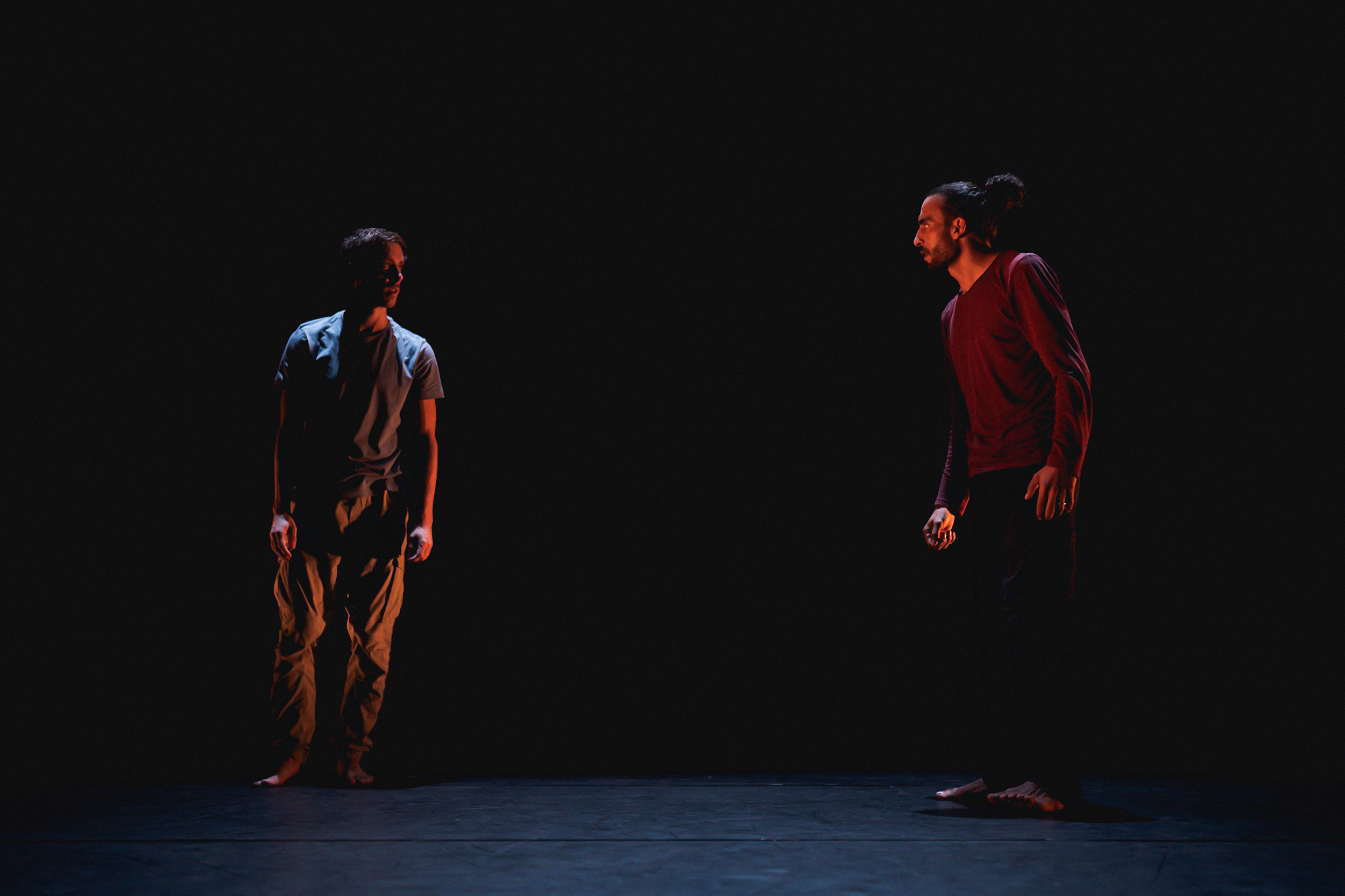 Performance de Julien Carlier et Wajdi Gagui lors de l’ouverture du festival ©️ J. Van Belle - WBI Performance de Julien Carlier et Wajdi Gagui lors de l’ouverture du festival