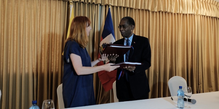 Mme Pascale Delcomminette, Administratrice générale de WBI, et Mr Antonio Rodrigue, Ministre des Affaires Etrangères et des Cultes de la République d’Haïti (c) C. Barattucci - WBI Mme Pascale Delcomminette, Administratrice générale de WBI, et Mr Antonio Rodrigue, Ministre des Affaires Etrangères et des Cultes de la République d’Haïti
