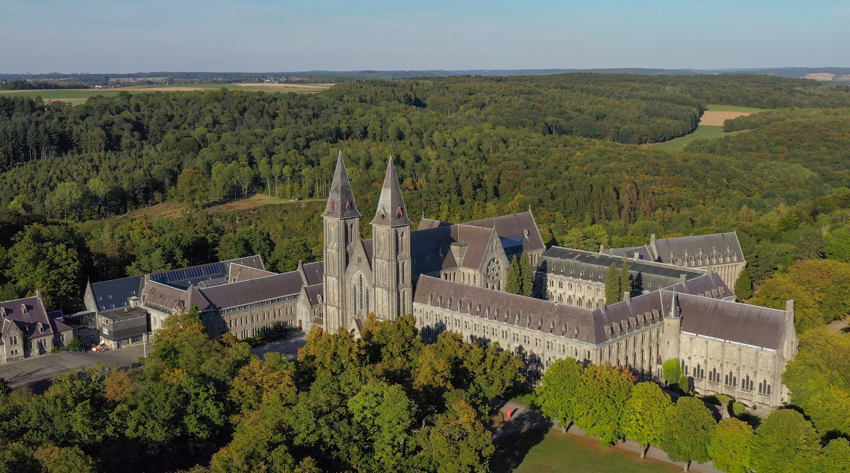 L’Abbaye de Maredsous, nichée au cœur du Condroz namurois © Abbaye de Maredsous asbl L’Abbaye de Maredsous, nichée au cœur du Condroz namurois © Abbaye de Maredsous asbl