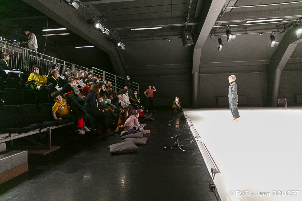 Olga de Soto discutant avec les enfants après son spectacle (c) Jean Poucet - FWB