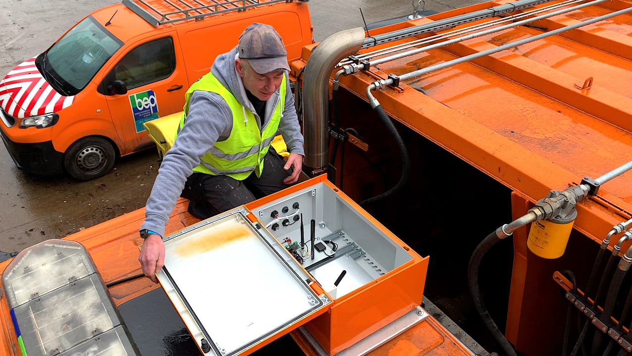 Installation d’un “hub” sur la cabine d’un camion sentinelle du BEP. © BEP