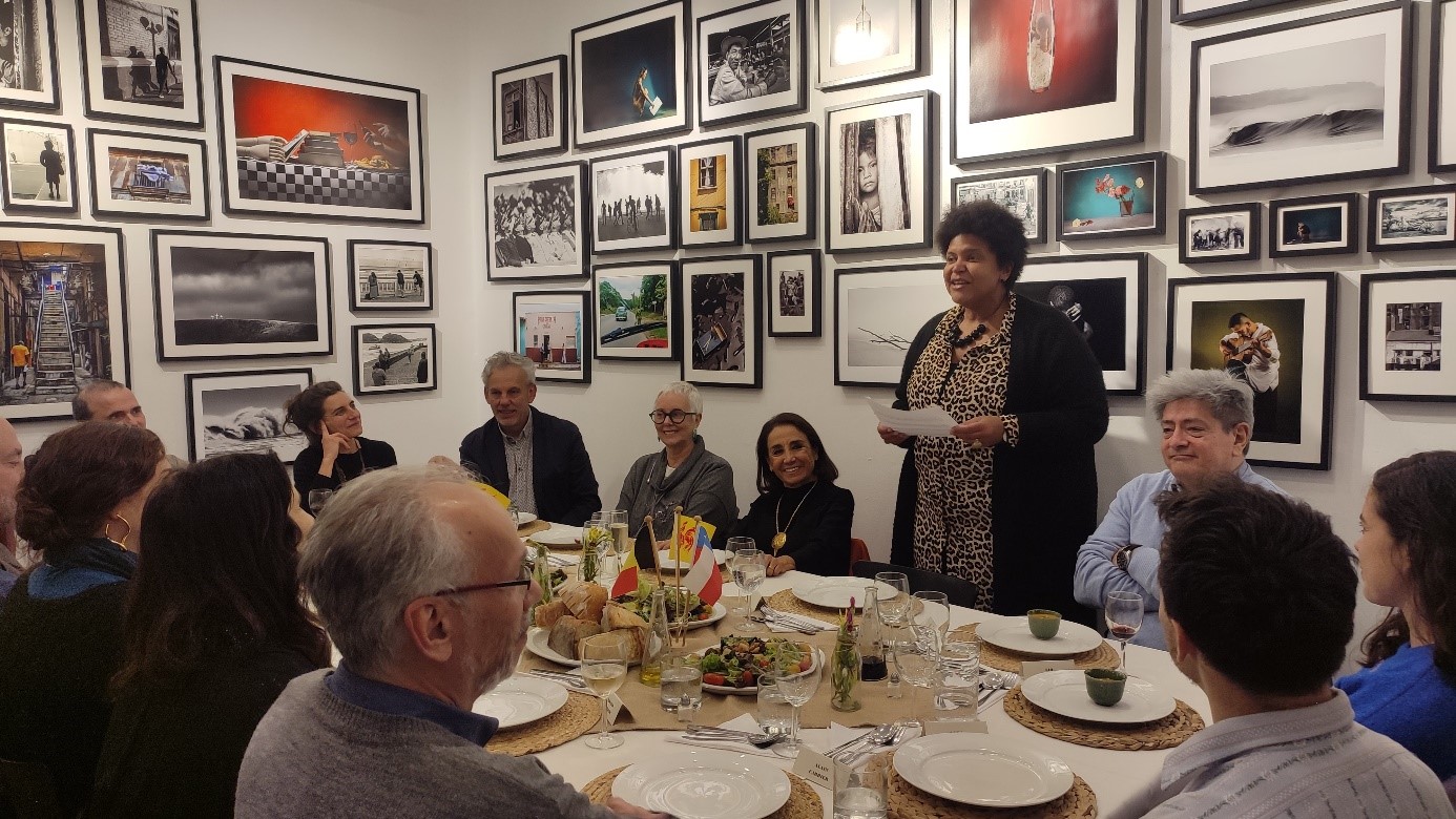 Dîner littéraire dans la Galerie « Foto y Barrio » (c) Représentation W-B au Chili Dîner littéraire dans la Galerie « Foto y Barrio »