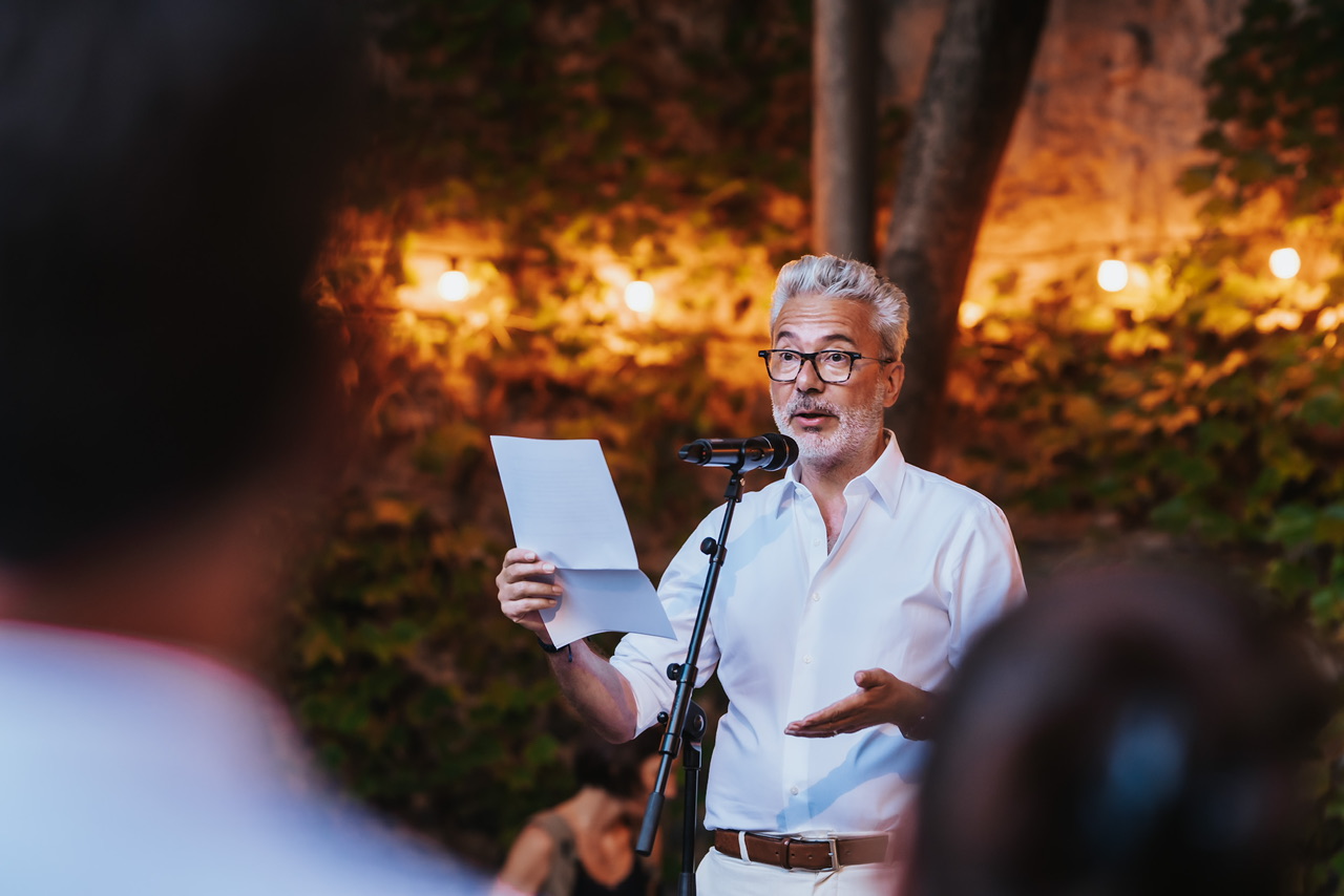 Alain Cofino Gomez, Directeur du Théâtre des Doms lors de la soirée de réseautage aux Doms ©️ J. Van Belle - WBI Alain Cofino Gomez, Directeur du Théâtre des Doms lors de la soirée de réseautage aux Doms