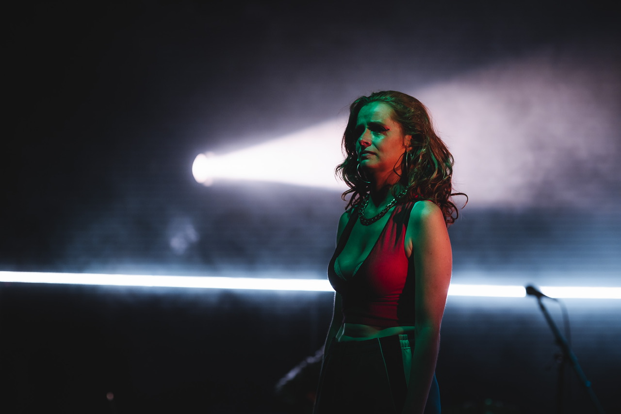 « Iphigénie à Splott » par le Théâtre de Poche et la Cie Belle de nuit ©️ J. Van Belle - WBI « Iphigénie à Splott » par le Théâtre de Poche et la Cie Belle de nuit
