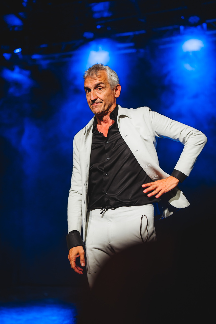 « Je mène une vie scène » par Bruno Coppens ©️ J. Van Belle - WBI « Je mène une vie scène » par Bruno Coppens