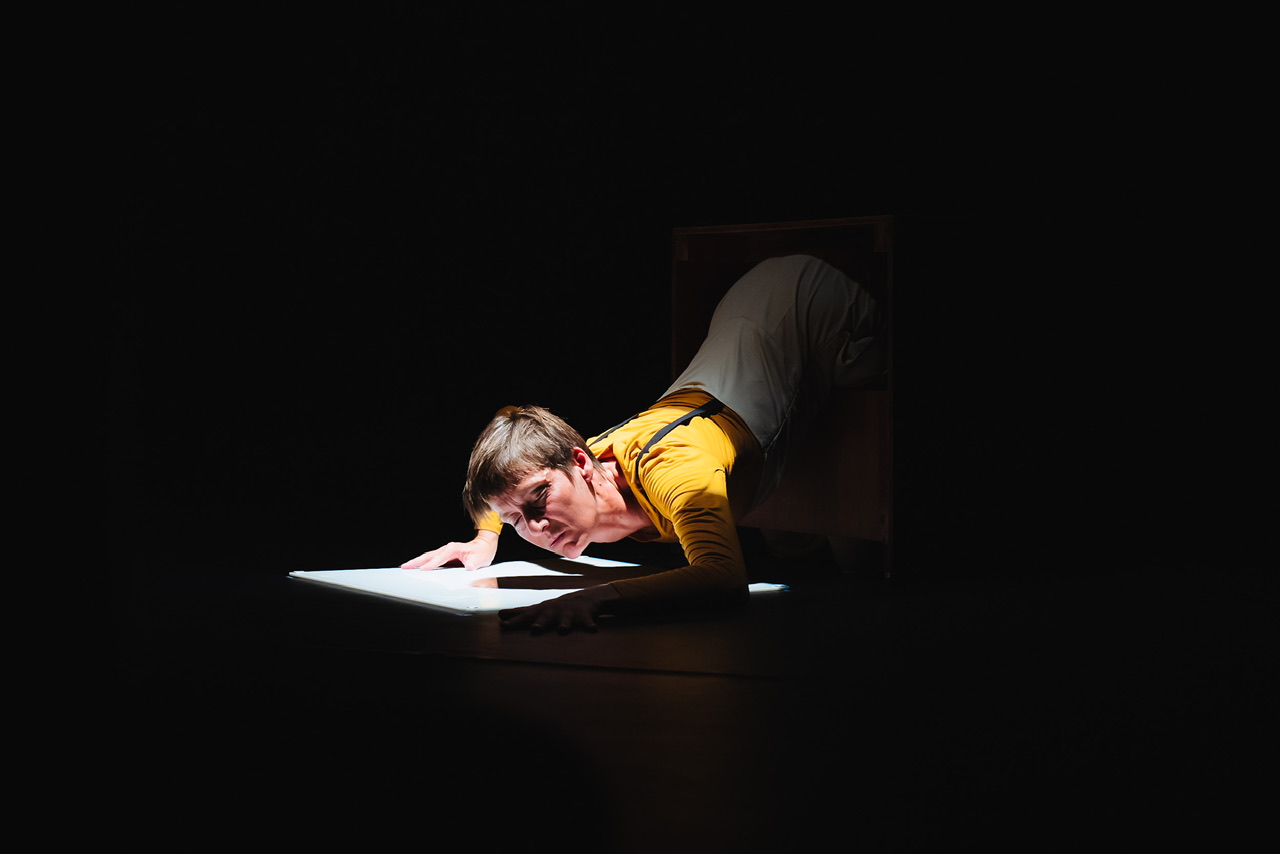 « L’Enfant qui est né deux fois » par la Cie Mélancolie Motte ©️ J. Van Belle - WBI « L’Enfant qui est né deux fois » par la Cie Mélancolie Motte