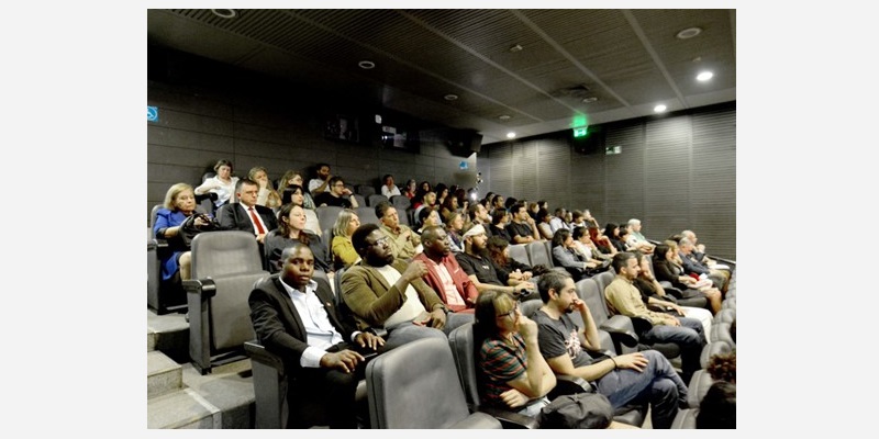 Public enthousiaste à l’inauguration du cycle de cinéma à Santiago (c) RWB Chili