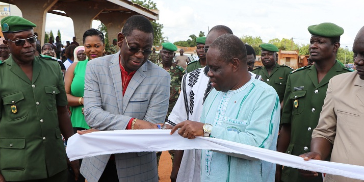 Inauguration de la Foire de l'Arbre par le Ministre de l'Environnement du Burkina Faso à travers la coupure du ruban