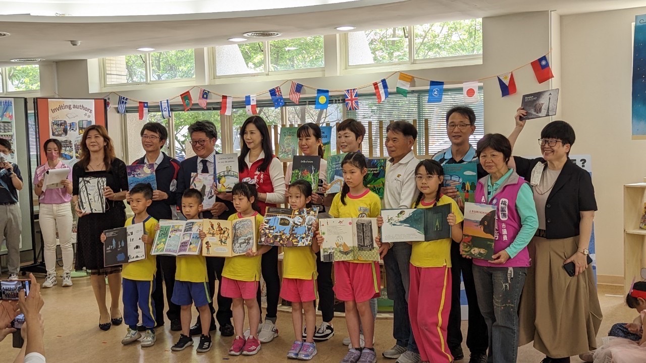 Les instituteurs et le directeur de l'école de Taoyuan 