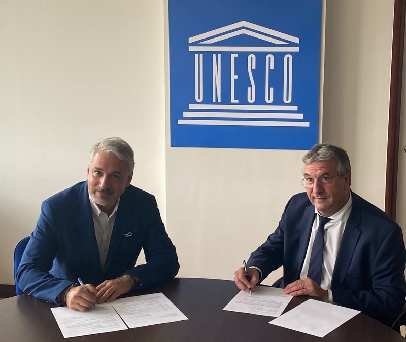 Signature de la nouvelle contribution de Wallonie-Bruxelles au Fonds international de la diversité culturelle (FIDC) de l’UNESCO (© DGWB Paris) Signature de la nouvelle contribution de Wallonie-Bruxelles au Fonds international de la diversité culturelle (FIDC) de l’UNESCO (© DGWB Paris)