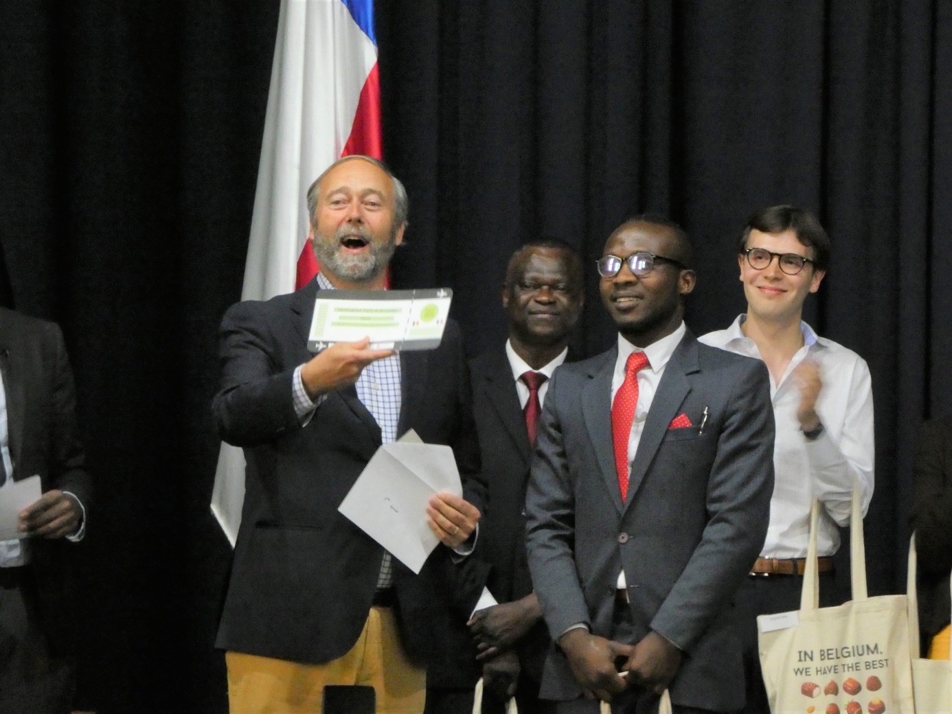 M. l'Ambassadeur de Belgique au Chili, Christian de Lannoy, remet le 1er prix (un billet d'avion vers la France) au gagnant, Angelo Gaspard